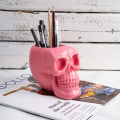 Pikkukuva 3 / 5: Vaaleanpunainen Skull-kynä ja kynäteline, Skull-avaimenperä, meikkisivellin Ho