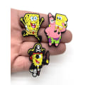 Miniatyrbilde 5 av 5: 12 stk/sett Tegneserie Spongebob Firkantbukser Croc Sko Blomsterdekorati