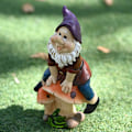 Miniatyrbillede 3 af 5: Havefigur af havenisse, harpiksfræk dværg siddende på svamp