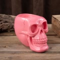 Pikkukuva 4 / 5: Vaaleanpunainen Skull-kynä ja kynäteline, Skull-avaimenperä, meikkisivellin Ho