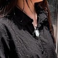 Pikkukuva 7 / 7: Vintage Goottilainen Varis Lasipendantti Kaulakoru, Korppi Risti Nahkainen Köysiketju Kaulakoru Choker Gootti Asusteet Korut Naisille Miehille
