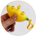 Miniatyrbillede 4 af 5: Klemme-en-banan squishy banan vedhæng legetøj med reduceret angst og stress, Fidget legetøj Klemme-en-bønne nøglering vedhæng mobilkæde ærter