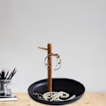 Miniatyrbilde 2 av 5: Rundt bordoppbevaringsbrett med hylle glatt overflate enkel rengjøring skrivebordsarrangør for stue soverom svart