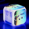 Miniatyrbild 1 av 2: Wekity Anime Mind Adventure Färgglad väckarklocka LED Kvadratisk klocka Digital väckarklocka med tid, temperatur, alarm, datum