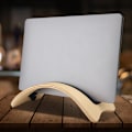 Miniatyrbillede 4 af 7: SamDi Arch Træ Valnød Skrivebordsholder Stativ Egnet Til MacBook Pro Bærbare Computere (Birk)