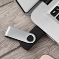 Pikkukuva 7 / 7: Pyöritettävä karkkivärinen USB 2.0 -muistilaite Peukalo Flash-asema U-levy (Musta 16 Gt)