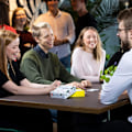 Miniatyrbild 2 av 3: Mysig Konversation i Trevligt Sällskap Flerfärgad, Vit, 14 år