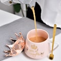 Miniatyrbillede 4 af 7: Dronning af Alt Krus med Låg Sød Krus Gave med Krone Mørkeblå Kaffe Krus med Ske & Underkop Fødselsdagsgave til Kvinder Piger Mor Ven Pink