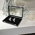 Miniatyrbillede 5 af 5: Brosche Opbevaringsdisplaykasse med Glaslåg Pins Displayboks Smykkeboks Organizer Stabelbar Smykketray til Brystpin Brosche Samleobjekter Sort