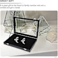 Miniatyrbillede 3 af 5: Brosche Opbevaringsdisplaykasse med Glaslåg Pins Displayboks Smykkeboks Organizer Stabelbar Smykketray til Brystpin Brosche Samleobjekter Sort