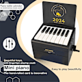 Miniatyrbillede 2 af 5: XJ-Spilbart Klaver Bordkalender For 2024, Timer Kalender For 2024, 3d Notesblok Kalender, 52 Verdensberømte