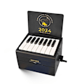 Miniatyrbillede 1 af 5: XJ-Spilbart Klaver Bordkalender For 2024, Timer Kalender For 2024, 3d Notesblok Kalender, 52 Verdensberømte