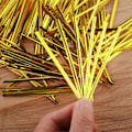 Miniatyrbillede 3 af 5: Pakke med 1000 Metalliske Twist Ties til Poser - Gyldne Forseglingsklemmer - Forseglingsstrimler - til Bageri, Slik, Kager, Chokoladeposer (Guld, 3...