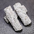 Pikkukuva 1 / 5: Valkoisen salvian kimput, 10 cm:n salviasavukkeet kodin puhdistukseen, suitsukkeeksi, meditaatioon ja rituaaleihin