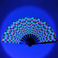 Miniatyrbild 3 av 5: UV Glow Rave Fläkt Gradient Färgstark Reflekterande Vikbar Fläkt Bambu Vik Clack Handfläkt För Män Kvinnor Dansfest Fläkt