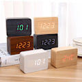 Miniatyrbild 3 av 5: Digital träväckarklocka med justerbar ljusstyrka, röststyrning, LED-display, rektangulär form, tid, temperatur, heminredning