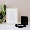 Miniatyrbillede 4 af 5: Fløjlsarmbåndsboks - Elegant sort smykkeskrin til armbånd, ure, halskæder - Perfekt til forlovelse, bryllup