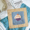 Miniatyrbild 5 av 5: Kvadratisk Blockningsbräda, Virktillbehör, Trävirkningshålsplatta, Granny Square Blockningsbräda