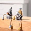 Miniatyrbillede 3 af 5: XJ-Hyldekanter med dinglende ben, fyrrekogle nisser figur dekorationssæt med 2 unikke mini resin ansigtsløse