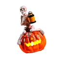 Halloween-sisustus, hartsirunko kurpitsojen päällä Jack O' Lantern -valolla