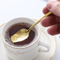 Miniatyrbild 3 av 5: Högkvalitativ Ros-Sked Långt Handtag Gyllene Sked Söt Tesked Kaffeomrörare Dessert Honung Sallad Dryckeskedar Bordsporslin