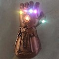 Pikkukuva 4 / 4: Avengers Sodan Käsine LED-Valolla Thanos LED-Hanskat Rekvisiitta A