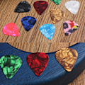 Miniatyrbild 4 av 5: Gitarrplektrum 24 st plektrum gitarr bas celluloid stil hjärta plektrum 4 tjocklekar 0,5 mm 0,75 mm 1 mm 1,2 mm