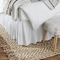 Miniatyrbillede 4 af 4: Amazon Basics Let Sengetæppe, Klassisk Stil, Blødt og Stilfuldt Mikrofiber med 36 cm Fald, Dobbelt, Hvid, Ensfarvet