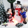 Miniatyrbilde 3 av 4: Juledekorasjon, snøhus med fargerike blinkende LED-lys juleharpikshus mikrolandskap juledekorasjoner juletre