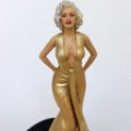Miniatyrbilde 2 av 5: Marilyn Monroe-statue med pidestall, sexy kjoledukke, ornament, hjemmekontor, samleobjekt, bursdagskakedekor, julegave