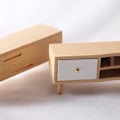 Pikkukuva 4 / 4: Miniatyyrihuonekalut Lelut Nukkekoti DIY Koriste Tarvikkeet Mini Kaksiteräinen Puukaappi