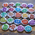 Miniatyrbilde 5 av 5: 24 stk. Merry Christmas knappnåler adventskalendere tallmerker plastknapper brosje for DIY-håndverk juleferiegaver gavepose klær dekorasjon 4