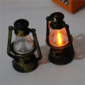 Pikkukuva 4 / 4: Miniatyyrihuonekalut Lelut Nuketalo DIY Koristetarvikkeet Mini Retro Kirkastava Petrolilamppu