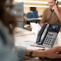Miniatyrbild 3 av 3: IP-telefon - HP - POLY Edge E300 - 8 linjer - Multiline - Nummerpresentation - Svart
