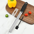 Miniatyrbild 2 av 5: Microplane Zester rivjärn i svart färg för citrus, parmesan, ingefära, choklad och muskot med fint blad Bästsäljare