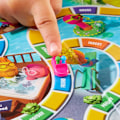 Miniatyrbilde 9 av 9: The Game of Life, familiespill for 2 til 4 spillere, for barn fra 8 år og oppover, inkluderer fargerike pinner