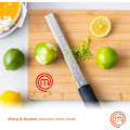 Miniatyrbillede 4 af 7: Citron Zester Rivejern Mikro Planlægningsværktøj til Zestning af Citrusfrugter, Parmesanost, Chokolade og Mere, Rustfrit Stål, Sort