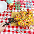 Miniatyrbilde 2 av 5: Pizzasaks med matvaregodkjent blad i rustfritt stål og pizzakutterguide i plast.