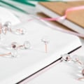 Miniatyrbillede 3 af 5: 100 stk. Guldfarvede tegnestifter med gennemsigtigt, rundt plasthoved til ophængning af billeder - WELLNGS