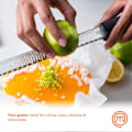 Miniatyrbillede 2 af 7: Citron Zester Rivejern Mikro Planlægningsværktøj til Zestning af Citrusfrugter, Parmesanost, Chokolade og Mere, Rustfrit Stål, Sort