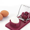 Miniatyrbild 1 av 5: #(Roseröd) 2-i-1 Äggskivare i Rostfritt Stål. Äggskäraren är en#