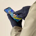 Miniatyrbillede 3 af 6: FLETTEDE TELEFONHANDSKER MED UDSKÆRINGER TIL FINGRE - SORTE