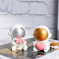 Miniatyrbilde 5 av 5: Resin Astronaut Triumph 2-delt figur Rommann Statue Dekor Ornament Dekorasjoner for bursdagsfester