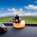 Miniatyrbillede 3 af 5: 2 Svingende Andebilhængende Pynt Gummiand Bilpynt med Propellerhjelm Gul And Bil Bakspejlshæng (Cool Style)