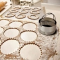 Miniatyrbilde 3 av 5: Ripple - Sett med fem runde dumplingsformer i rustfritt stål, ravioli-former i lær, kjøkken-kjeksformer