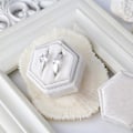 Miniatyrbild 3 av 5: Sammetsringask, för smycken Dubbla fack Hexagon Ringask för förlovningsceremoni Bröllop Alla hjärtans dag Håller 2 ringar (Beige)