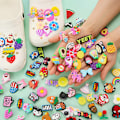 Miniatyrbild 2 av 5: 50 st skoprydnader, Crocs-prydnader Crocs-tillbehör för flickor pojkar, skoprydnader tillbehör Crocs-dekoration armband festdekorationer födelsedagspresenter,