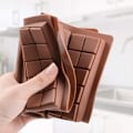 Miniatyrbillede 7 af 8: Denne chokoladeform inkluderer chokoladeplader, dybe chokoladeplader i silikoneform, samt en skraber og pose Rutmodell 1 set