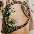 Miniatyrbillede 4 af 5: 6 stk. julekrans af naturlige vinstokke, DIY-krans af vinstokke til jul, vægdekoration, dørkrans, bryllup, fest (10, 15, 20 cm)