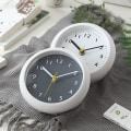 Miniatyrbild 1 av 4: Klassisk analog väckarklocka med tyst kvartsrörelse, larm i svart, modell 2 st